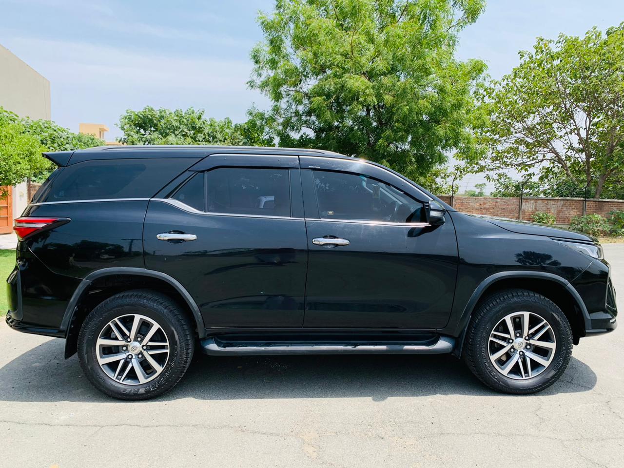 toyota fortuner rent in lahore